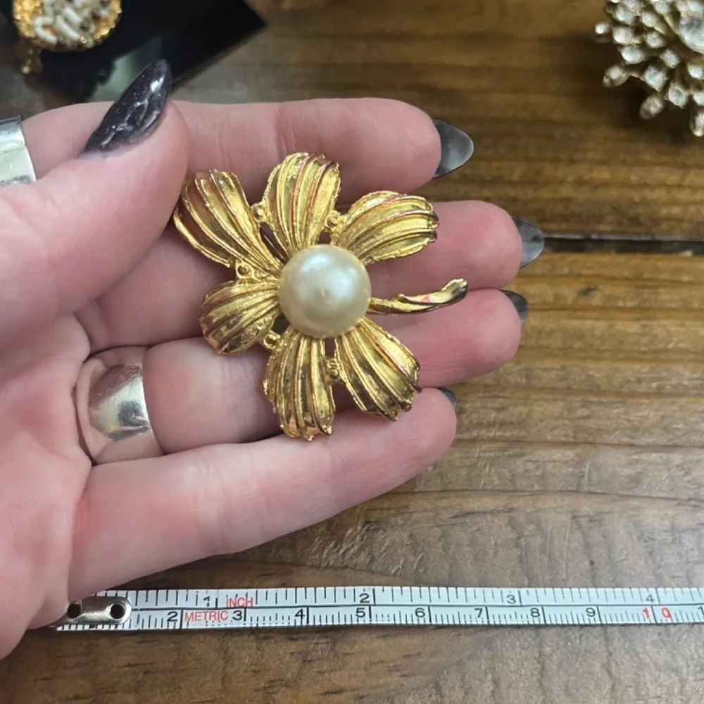 Vintage Large Chunky Gold Faux Pearl Flower Pin a Classic!